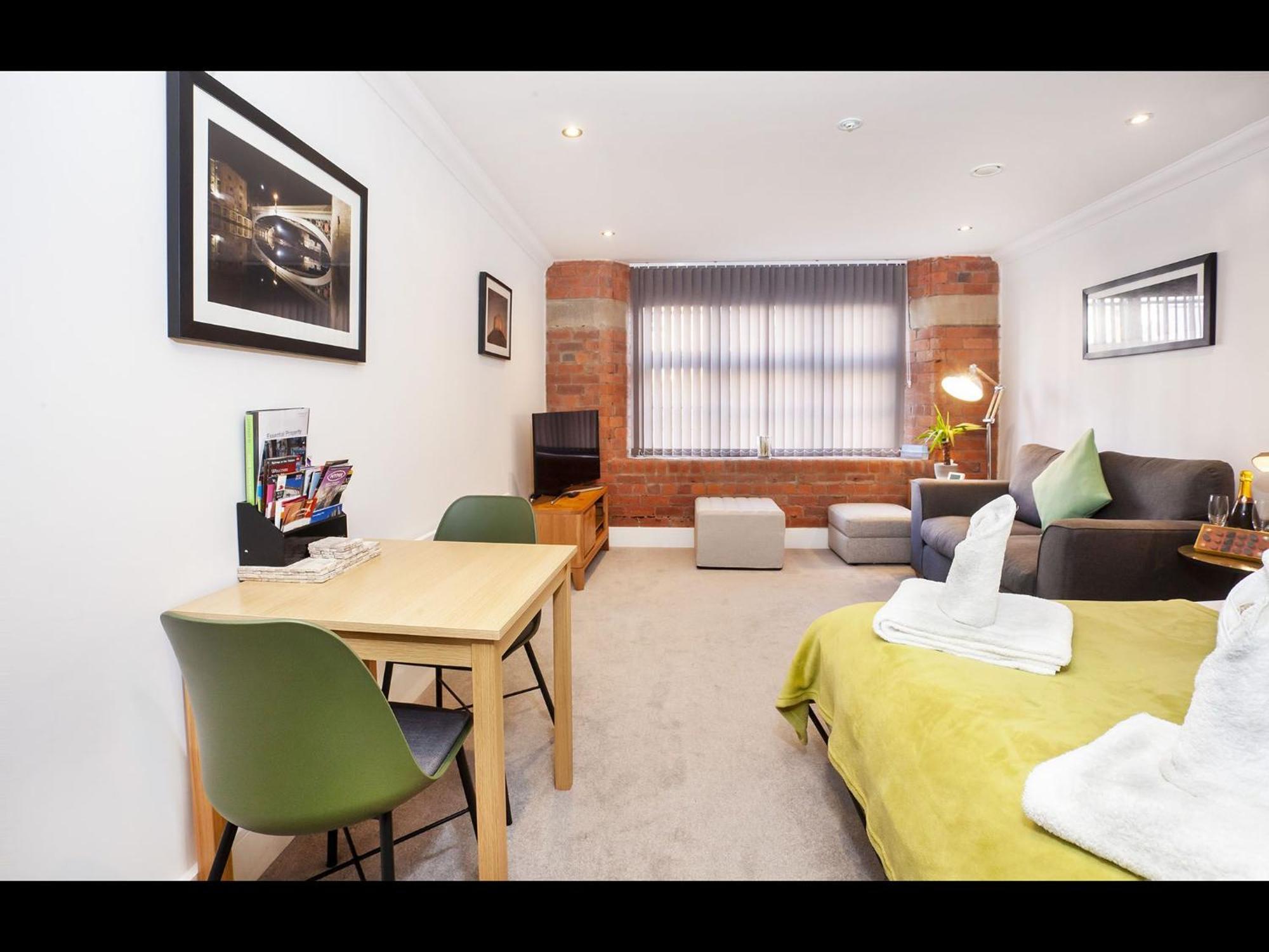 58 Cocoa Suites Йорк Екстериор снимка